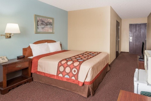 Super 8 by Wyndham Woodstock image 10