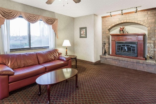 Super 8 by Wyndham Woodstock image 19