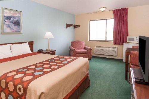 Super 8 by Wyndham Woodstock image 2