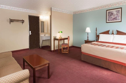 Super 8 by Wyndham Woodstock image 20