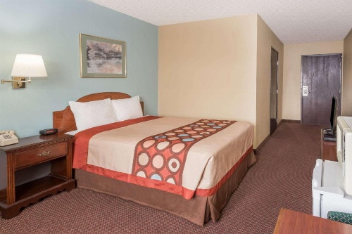 Super 8 by Wyndham Woodstock image 23