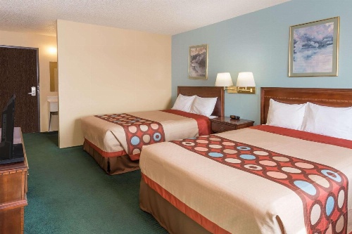 Super 8 by Wyndham Woodstock image 3